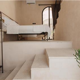 3 bedroom villa with heated pool in Noto, sleeps 6